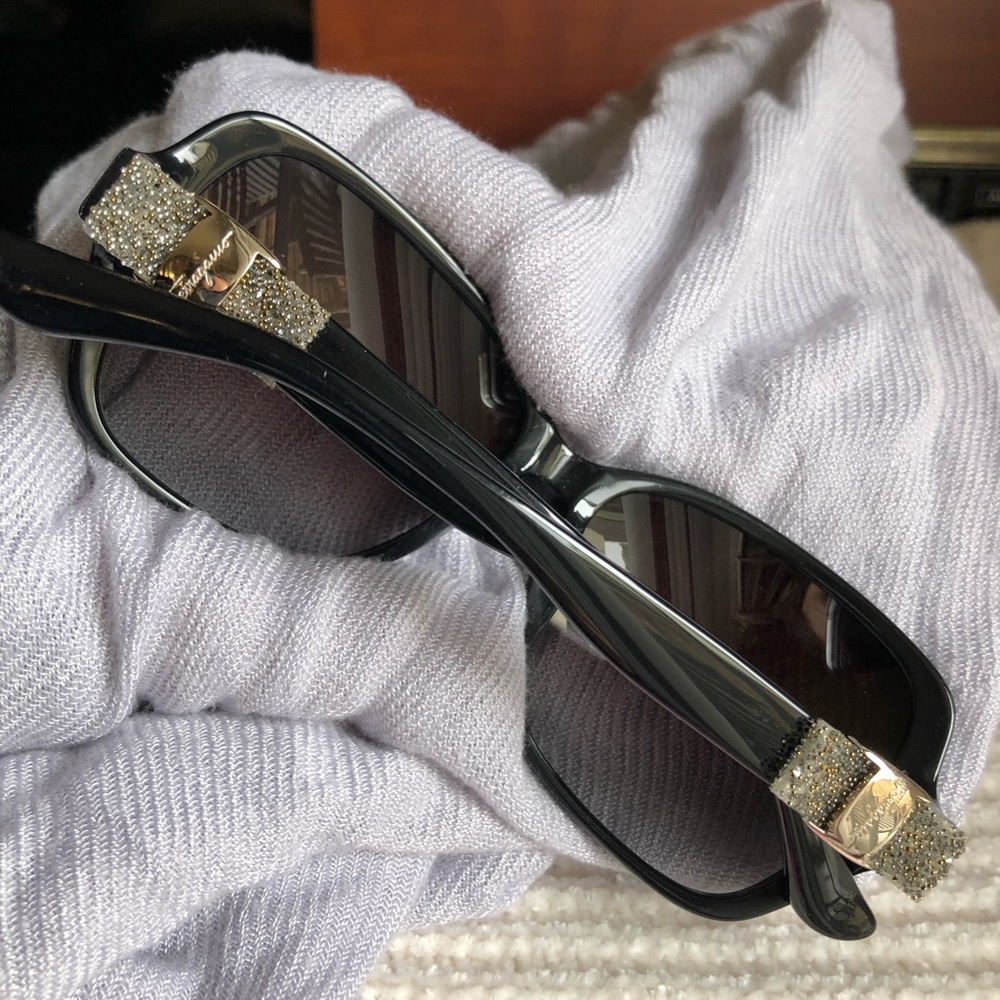 ✨Ladies Salvatore Ferragamo sunglasses✨